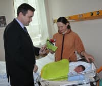 Hejtman LK Martin Půta gratuluje mamince Kýrila, prvního občánka roku LK 2013